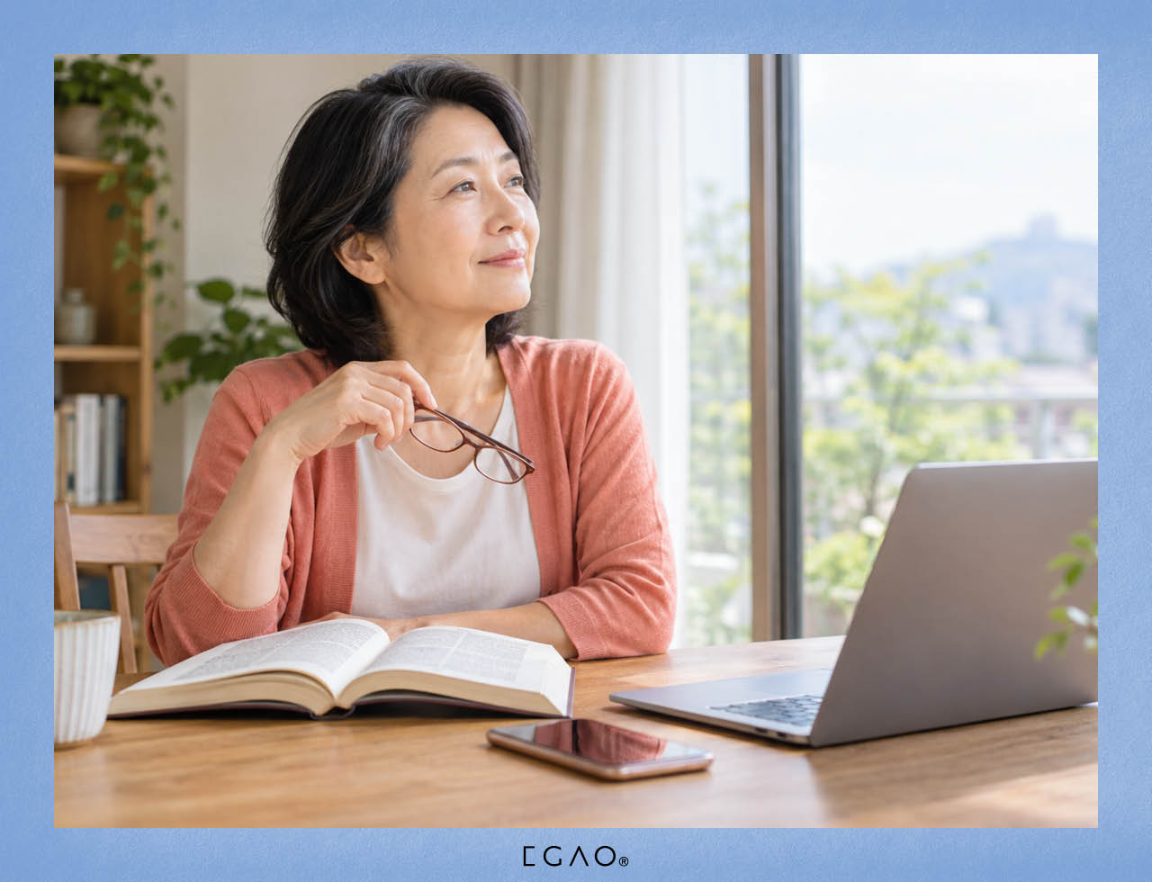 老眼鏡をかけて読書をする女性