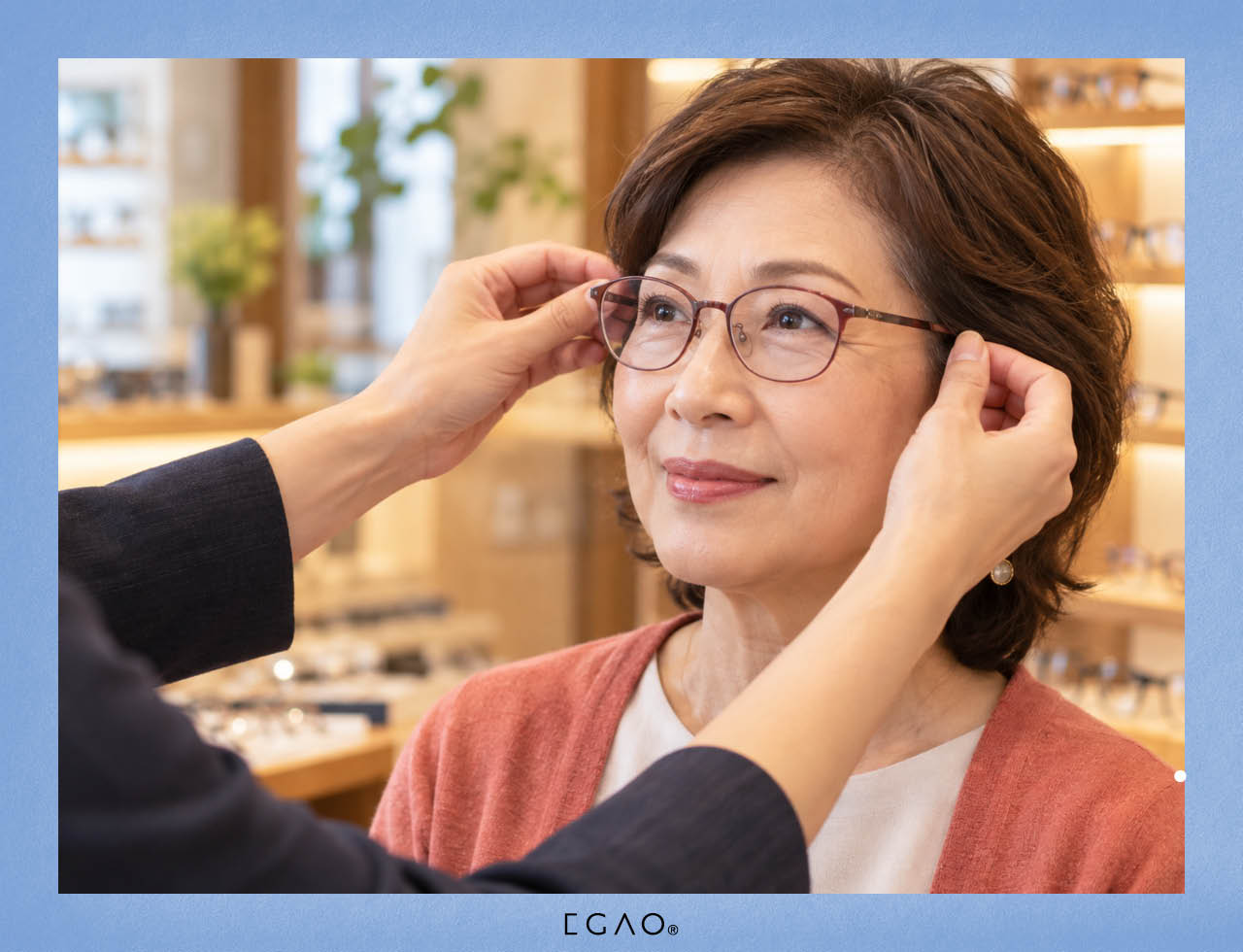 老眼鏡の度数や掛け位置を確認する女性