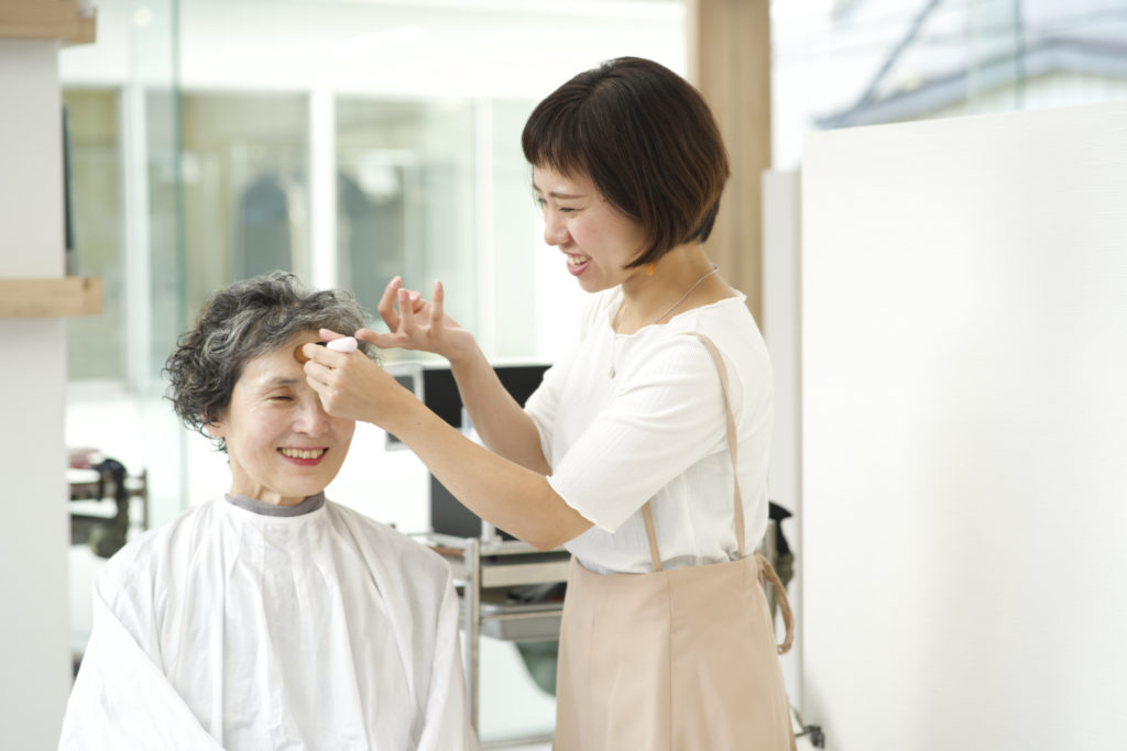 えがお美容室での施術風景 ヘアスタイルを素敵にして街で1枚写真を撮りましょう えがお美容室 シニア世代のためのヘアサロン