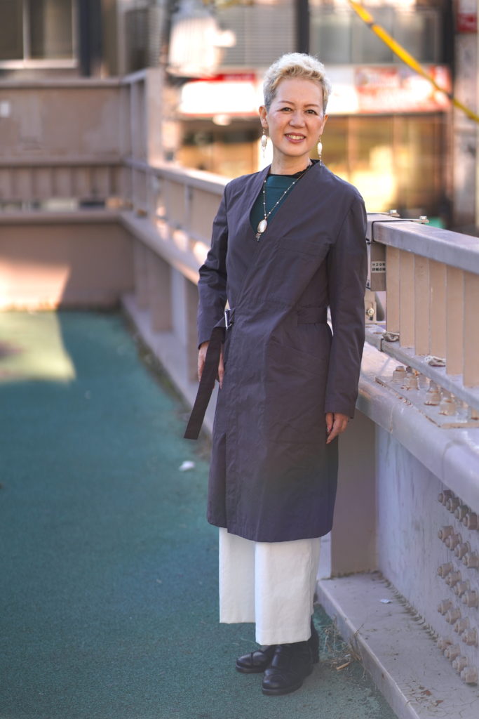 歩道橋の女性