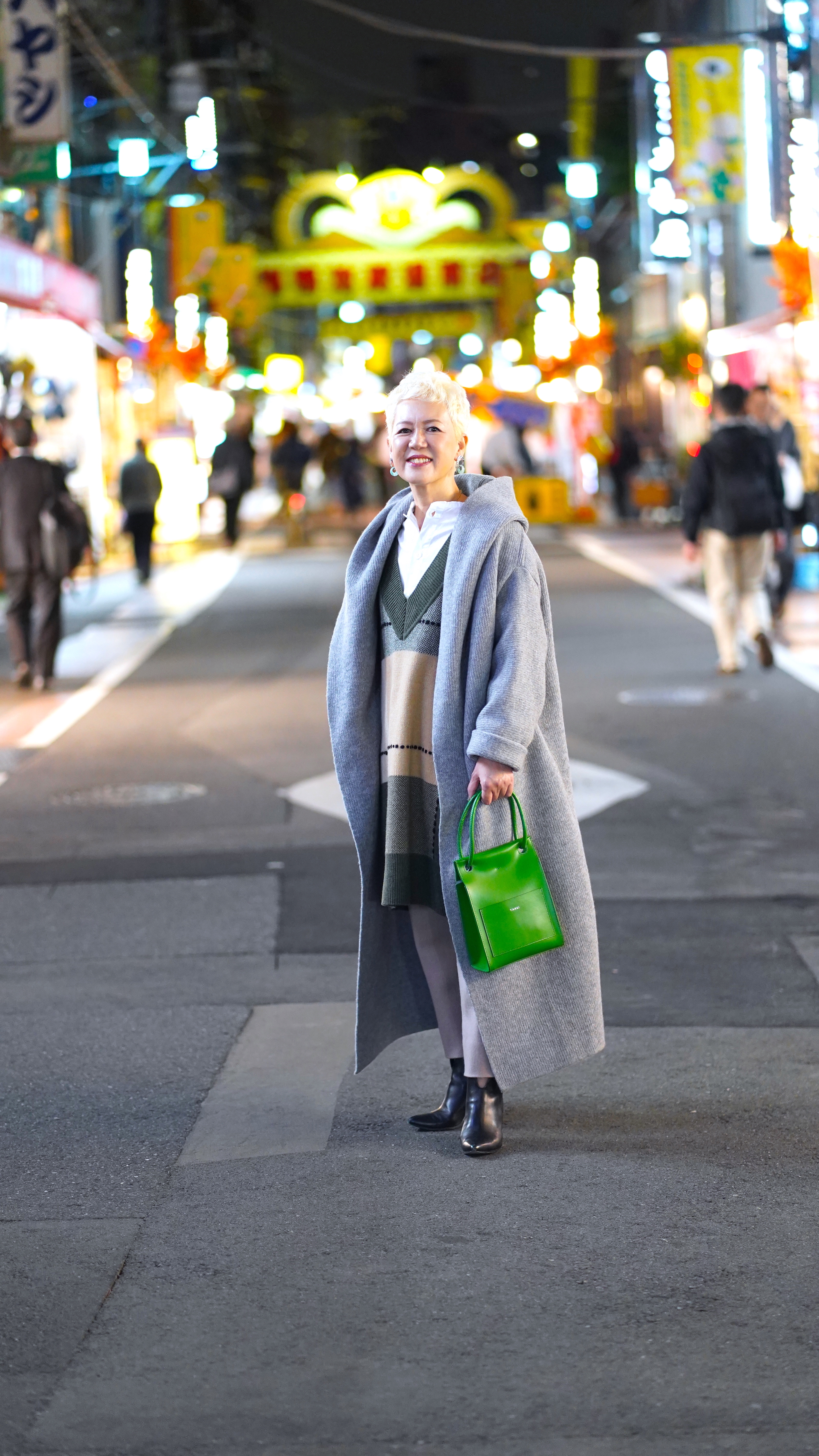 金髪のショートの女性